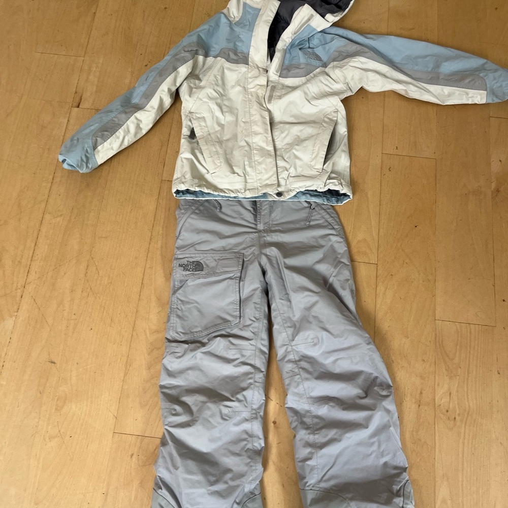 The North Face Girls ski jacket and pants six small